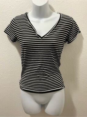 Popular 21 women’s Striped V-Neck Short Sleeve Black & White t-shirt size M
